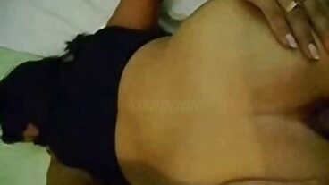 උගුරේ සිට නියම ජෙනා ගිනිකෙළි සමඟ ගැඹුරු උගුර ලිංගිකව හැසිරීම