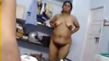 Oldje වෙතින් ආකර්ෂණීය Aida Swinger සමඟ Old Vs Young bang