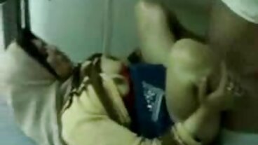 Mofos වෙතින් ආකර්ශනීය Kendra Spade සමඟ පොස් කිරීම